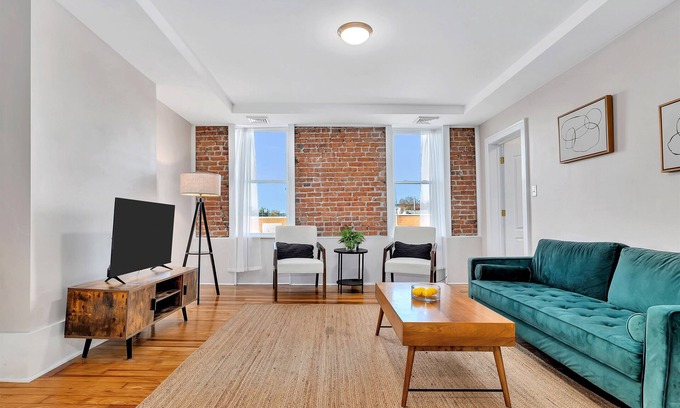 Troy Appartement | Uncle Sam's Hideaway |Nearby Colleges & Hospital|Personal Workspace|Pet Friendly