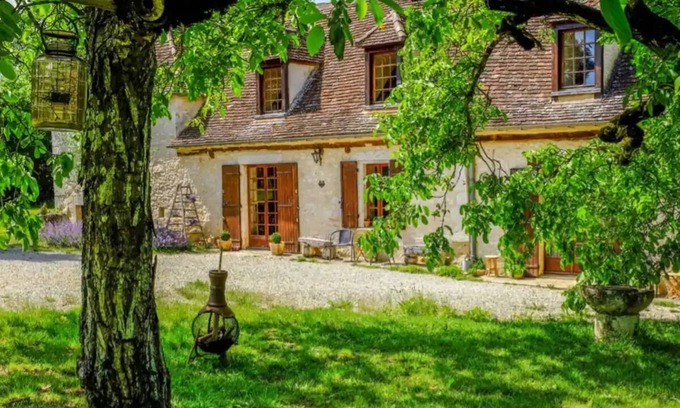 Saint-Cernin-de-Labarde Villa | Under skies that arch from field to forest