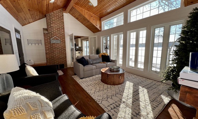 Montello Maison | 🌳🏡 "Under The Oaks" on Buffalo Lake: Just 30min to WI Dells & 1hr to Madison