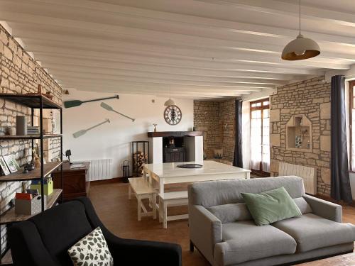 Arcais Maison | Une maraîchine en bord de conche avec barque sans linge de maison