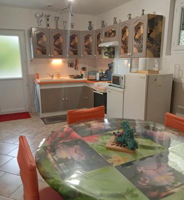 Saint-Medard-de-Guizieres Appartement | une pause quelque part au jardin des érables et des niwakis