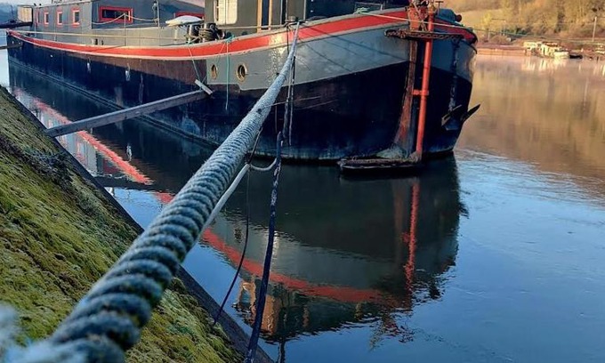 Sclayn Location De Bateaux | Une perle ! Péniche complète pour 8 sur la Meuse, région Namur