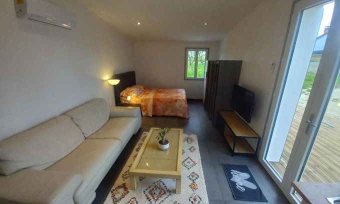Villefargeau Appartement | Une petite maison et sa prairie