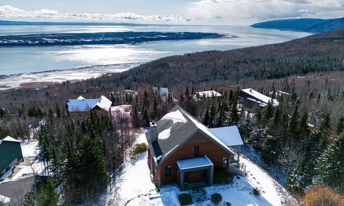 Saint-Joseph-de-la-Rive Chalet De Ski | Une vue à Couper le Souffle - La Panoramique