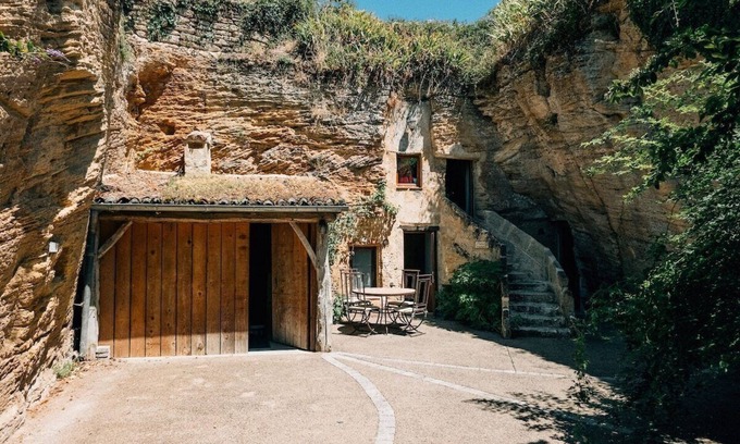 Doue-la-Fontaine Appartement | Unforgettable Night in a Troglodyte Cave Home