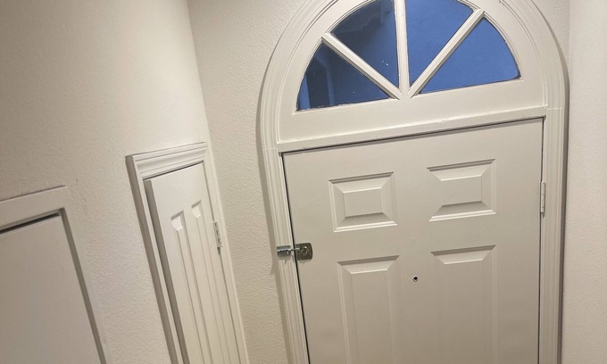 Newport Beach Copropriété | Unfurnished Townhome 2b2ba Central Location Newport Beach