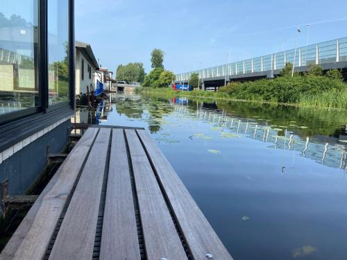 Noord Appartement | Unieke woonark met privétuin en free parking.