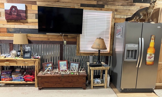 Elk Creek Township Maison | Unique 2000 sq. foot Pole Barn in Albion / Elk Creek Townhsip with HVAC, WiFi
