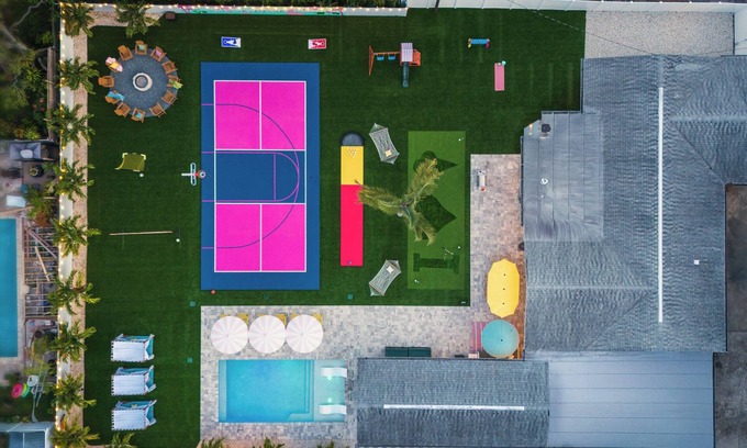 Largo Maison | Unique 6 BR Ice Cream Villa, Heated Pool, 15mins to Clearwater Beach, Pickleball