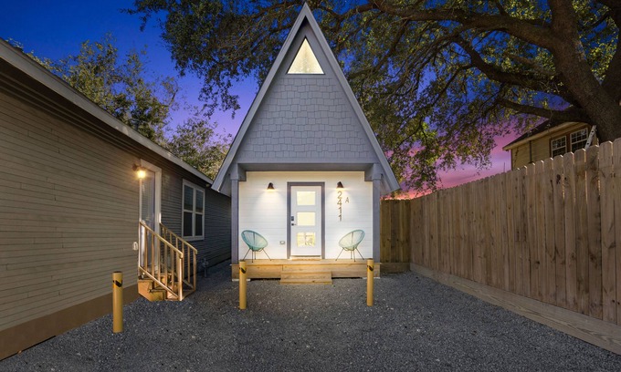 South Central Houston Appartement | Unique A-frame Tiny House in Houston Central