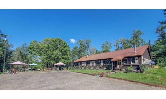 Caroga Lake Maison | Unique and charming, exquisitely themed Log Cabin