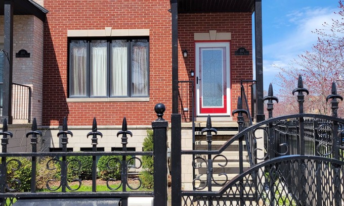 Bronzeville Maison | Unique and Chic home. rooftop deck, near lakefront. Easy commute to downtown.