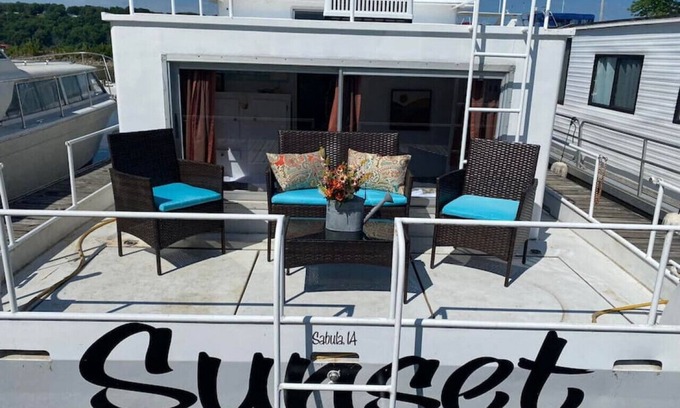 Sabula Location De Bateaux | Unique and Serene "Sunset" Houseboat for 4
