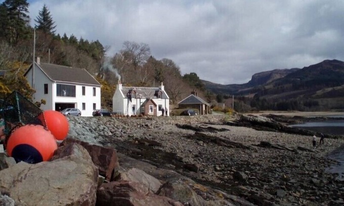Balmacara Maison | Unique and spacious holiday house set on the sea front