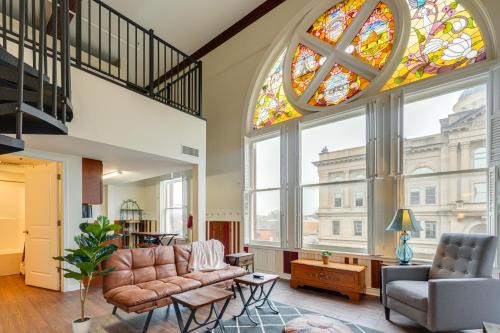 Huntington Appartement | Unique and Stylish Studio Loft in Huntington!
