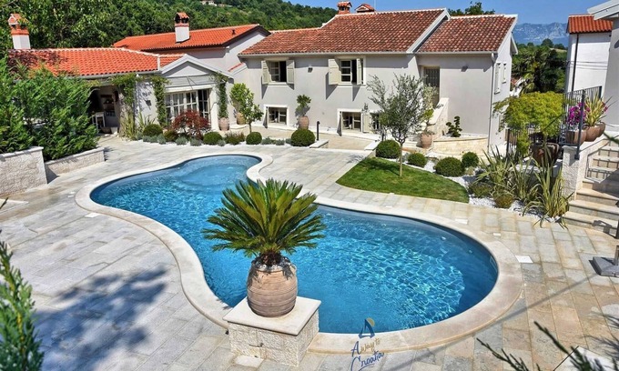 Jakomici Villa | Villa unique magnifiquement conçue avec piscine pour groupes jusqu'à 10 personnes