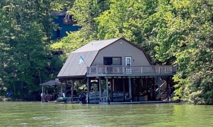 High Point Maison | Cabine unique qui repose directement sur l'eau. Immense pont. Une vue imprenable. Gril à gaz.