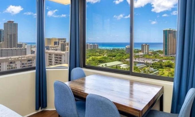 McCully - Moiliili Appartement | Unique Corner Studio Condo Incredible Ocean and Canal Views!