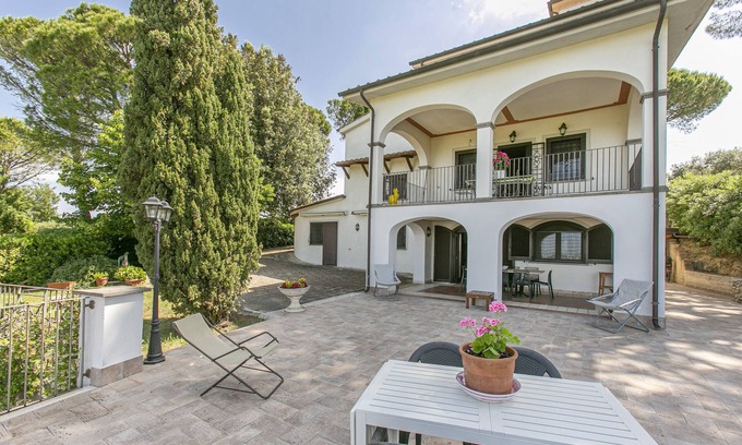 Mentana Villa | Prestigious villa in the Roman countryside.