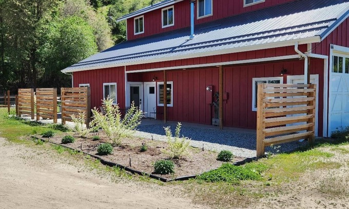 Dryden Appartement | Unique & cozy barn apartment on 5 acre riverfront farm.