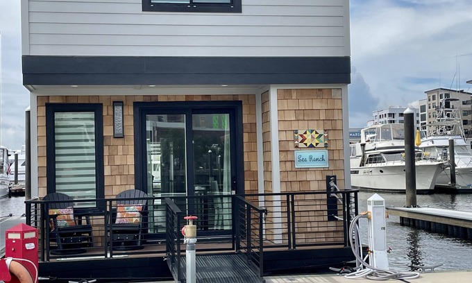 River District Location De Bateaux | Unique deluxe houseboat at Port City Marina named the “Sea Ranch”