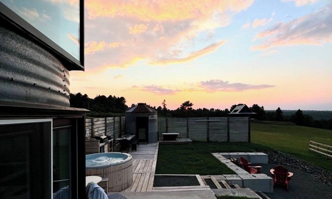 Hampstead Autre | Unique Farm-Stay in a Silo with Spa. nPet and Family Friendly.
