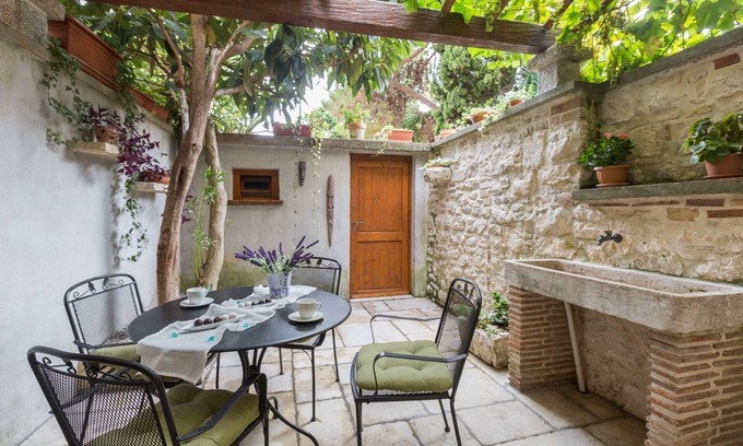City Center Appartement | Appartement unique au milieu de la vieille ville de Porec à seulement 150 mètres de la plage avec jardin méditerranéen