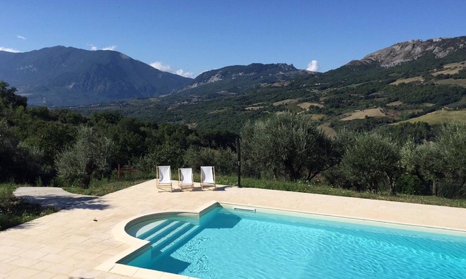 Pietranico Maison | Maison unique avec tour résidentielle et piscine, vue montagne, silence, adapté aux enfants