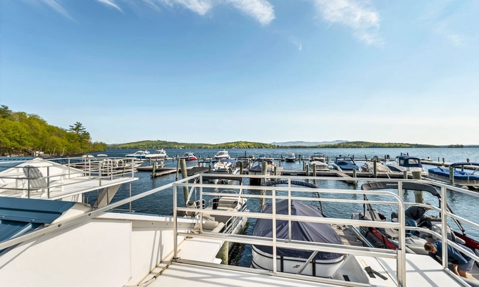 Weirs Beach Location De Bateaux | 🌟 Unique Houseboat Experience on Lake Winnipesaukee - Dockside! 🚤🌊
