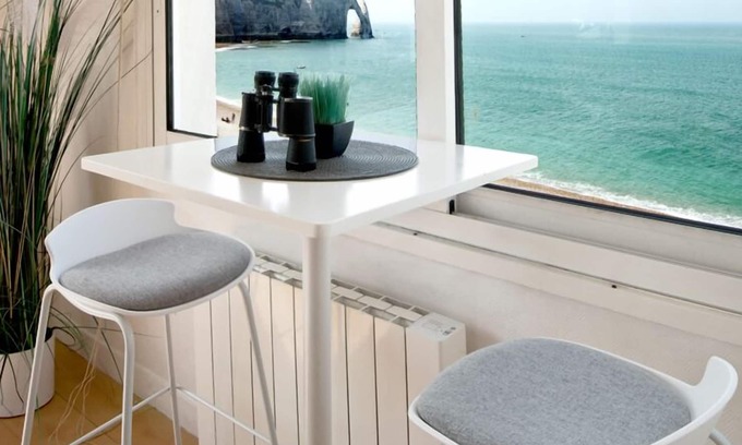 Etretat Appartement | GARAGE PRIVE. 120M2. CALME. SOLEIL DU LEVER AU COUCHER.