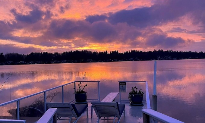 Lake Goodwin Cabine | Unique Lake Goodwin Waterfront Cabin with Hot Tub, Fire Pit & Large Deck