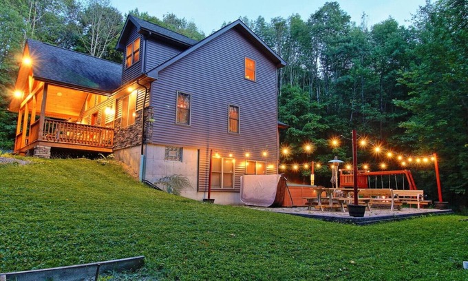 Ellicottville Chalet De Ski | Unique Large Chalet w/Hot Tub! A Hidden Gem!