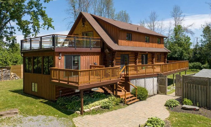 Brighton Maison | Unique Log House by the Lake, Retreat with Spa Amenities near Presque'ile Provincial Park