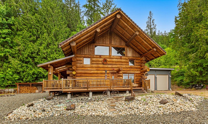 Carnation Maison | Unique mountain view log home with a wood stove, balcony, patio, & board games