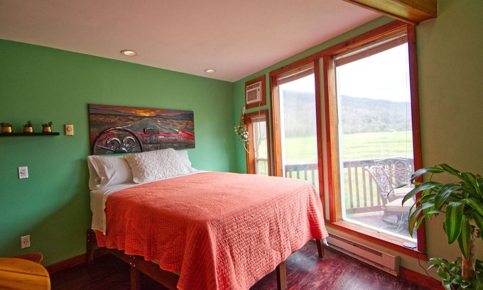 Wildwood Maison | Unique Outdoorman's Dream! 25 Minutes to Chattanooga! Full Kitchen! Unique Stay