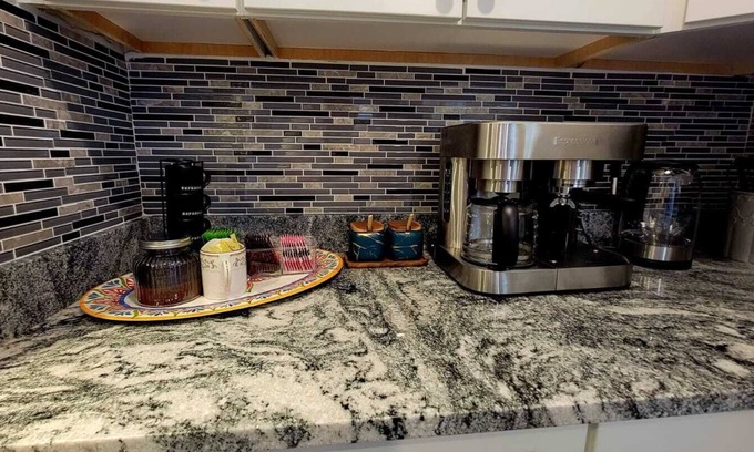 West Roxbury Appartement | Unique & Peaceful Boston Home (Free Parking)