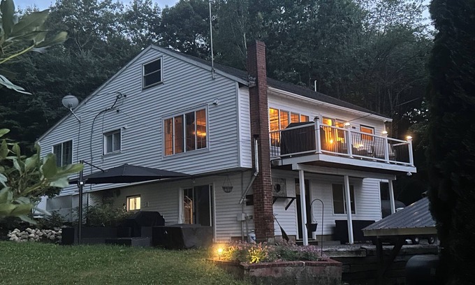 Lyman Maison | Unique rental with two houses on the lake in charming Lyman with AC, WiFi