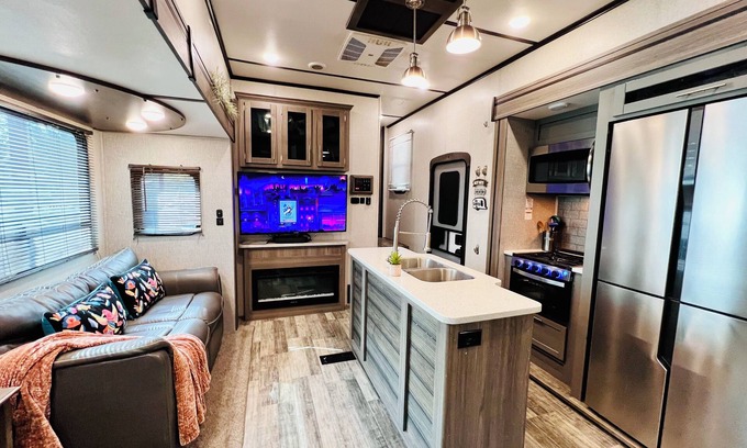 Flower Mound Maison | Unique RV Stay! Perfect for Couples, Families, And Explorers in the heart of FM