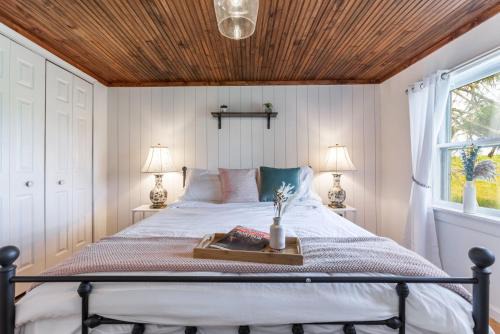 Cambra Maison | Unique Stay! Ricketts Chic Farmhouse Retreat with Stargazing Bubble Tent