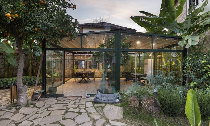 Kaleici Villa | Maison en pierre unique, jardin luxuriant entouré de murs historiques