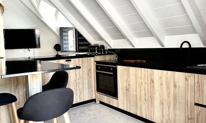 Lurin Appartement | Unique style loft, With spa-150 mètres to the beach