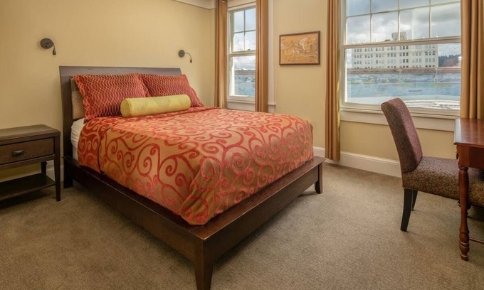 Astoria Hôtel | Unique Victorian Room w/ Heated Bathroom Floor & Rooftop Views in Downtown