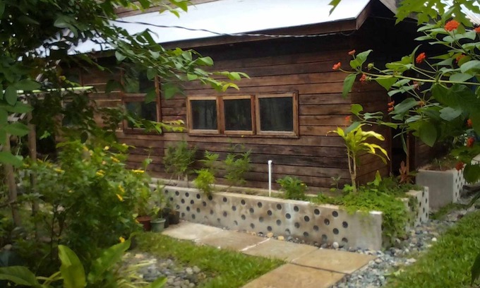 Bayawan City Maison | Unique wooden duplex near the sea.