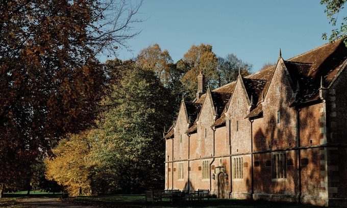 Wimborne Saint Giles Maison | Uniquely restored stables - 8 bedrooms, dinning room, roll top baths, firepit