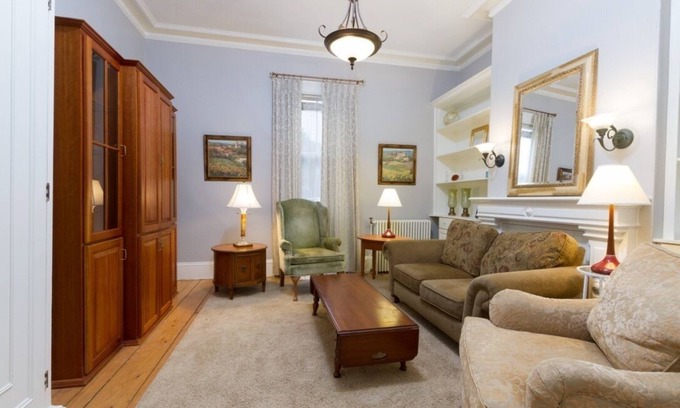 Fifth Ward Appartement | Unité 2, 1er étage 1 Bdrm, Walk to Mansions & Beach
