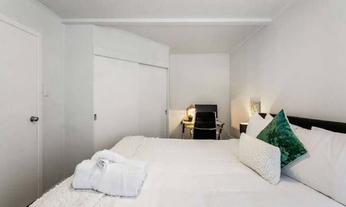 Henderson Appartement | Sunny Side Getaway with views and deck