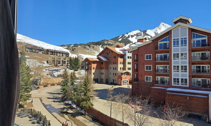 Crested Butte Copropriété | Unit #465 Charming 1-bedroom condo in with WiFi, fitness room, pool, hot tub.