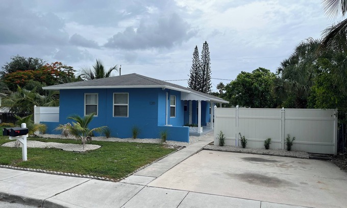 Lake Worth Appartement | Unit B - Freshly Remodeled 1/1-Close to everything!