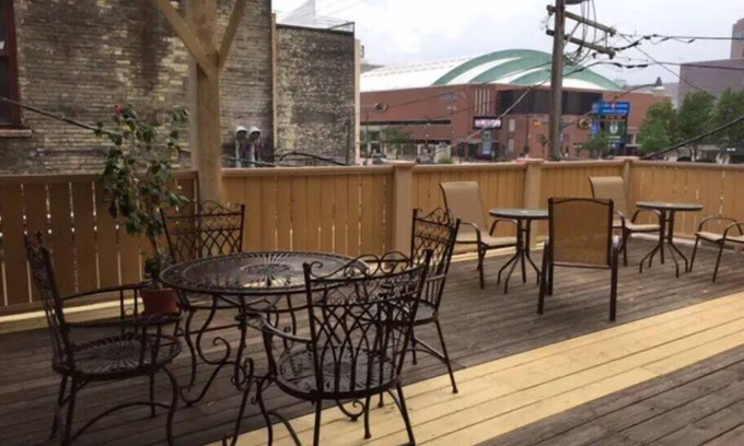 Westown Appartement | Unit B- Large Condo w/Patio/ Old World 3rd+Fiserv
