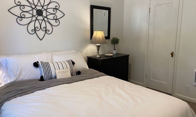 West Salem Appartement | Unit D Manor House Month to Month